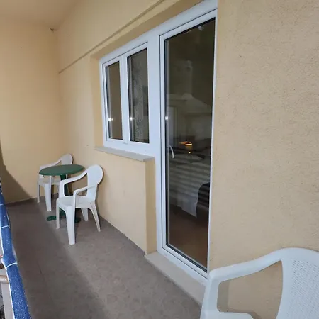 Apartment In A Quiet Neighborhood Dugi Rat