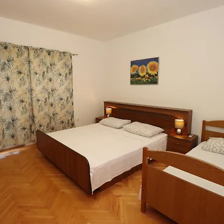 Apartment In A Quiet Neighborhood Dugi Rat