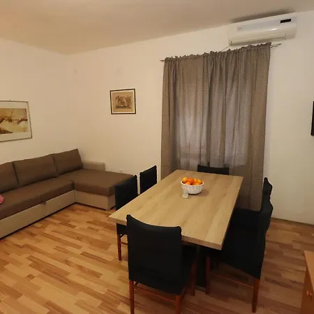 Apartment In A Quiet Neighborhood Dugi Rat