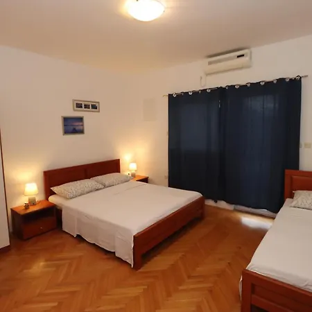 Apartment In A Quiet Neighborhood Dugi Rat